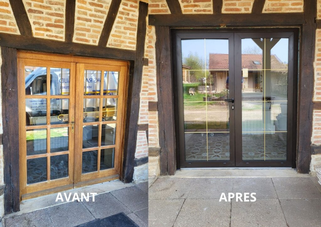 Remplacement d’une ancienne porte d’entrée en bois par une porte aluminium vitrée coloris RAL 1247 – fabrication jurassienne, chantier réalisé à Flacey-en-Bresse.